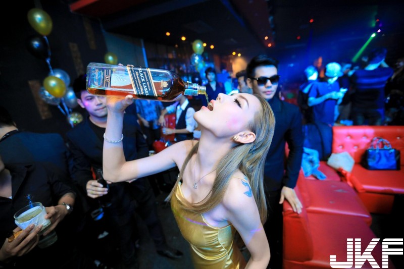 「泰國D奶妹」生日玩很大！不可描述的「造型蛋糕」邊吃邊練口技，畫面太邪惡…