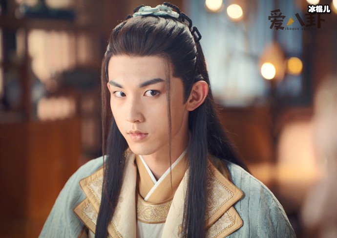 百灵潭春妖为什么满头白发? 春妖满头白发是在第几集