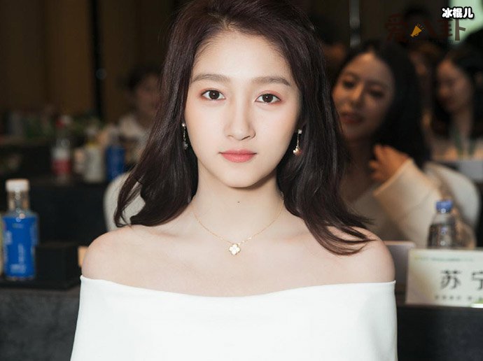 关晓彤真的是满清格格吗? 她身份真很高贵吗为啥现今会变全嘲