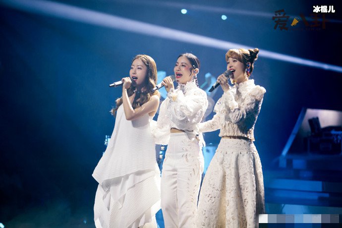 白冰金莎再现神话名场面. 张萌快来就差你一人说好的神话团呢？