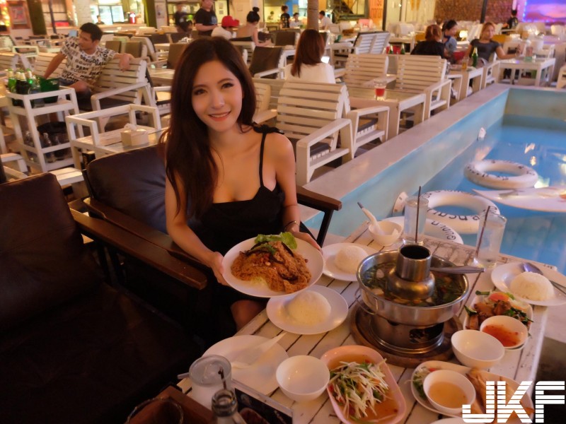 泰國吃貨奶妹滿滿乳能量，總是孝順的帶著「大長輩」，嘴巴吃飽眼睛也吃滿冰淇淋了….