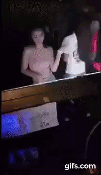 天然呆正妹點播「有蛇走出來」…看她使用身體語言扭來扭去DJ險被考倒