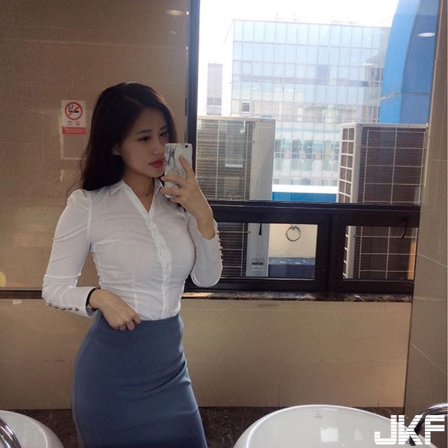 公司女同事「緊到爆」的OL襯衫，胸前太緊繃，鈕扣表示難受！好想幫妳解開釦子….