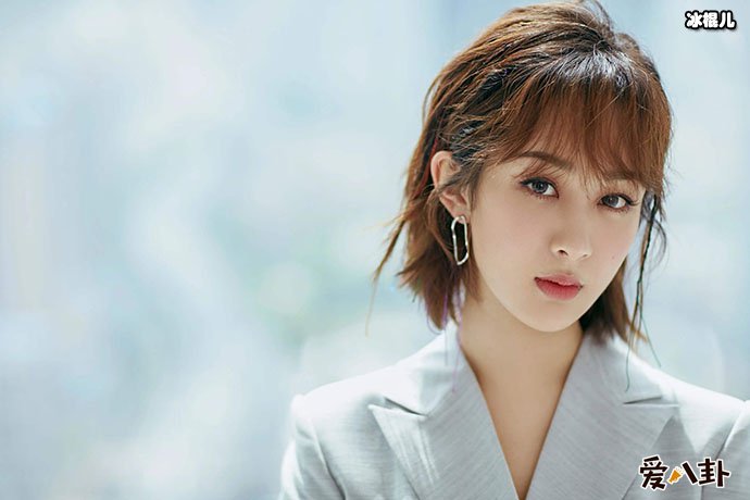 杨紫点赞肖战微博, 两人私下关系让人不解!