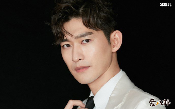 张翰耍大牌上热搜, 冯小刚点名带八位助理!