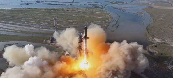 SpaceX成功发射第六次星舰试飞 SpaceX星舰第六次试飞成功 取消“筷子夹火箭”壮举