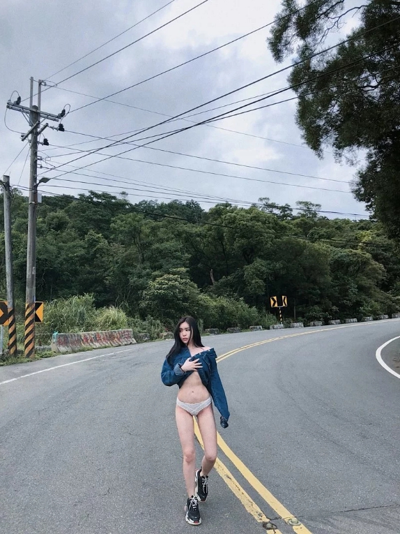 太狂！正妹Rain-a公路上脫到「只剩小褲褲」野外大露蕾絲透明小丁，尺度大到讓人母湯喔…
