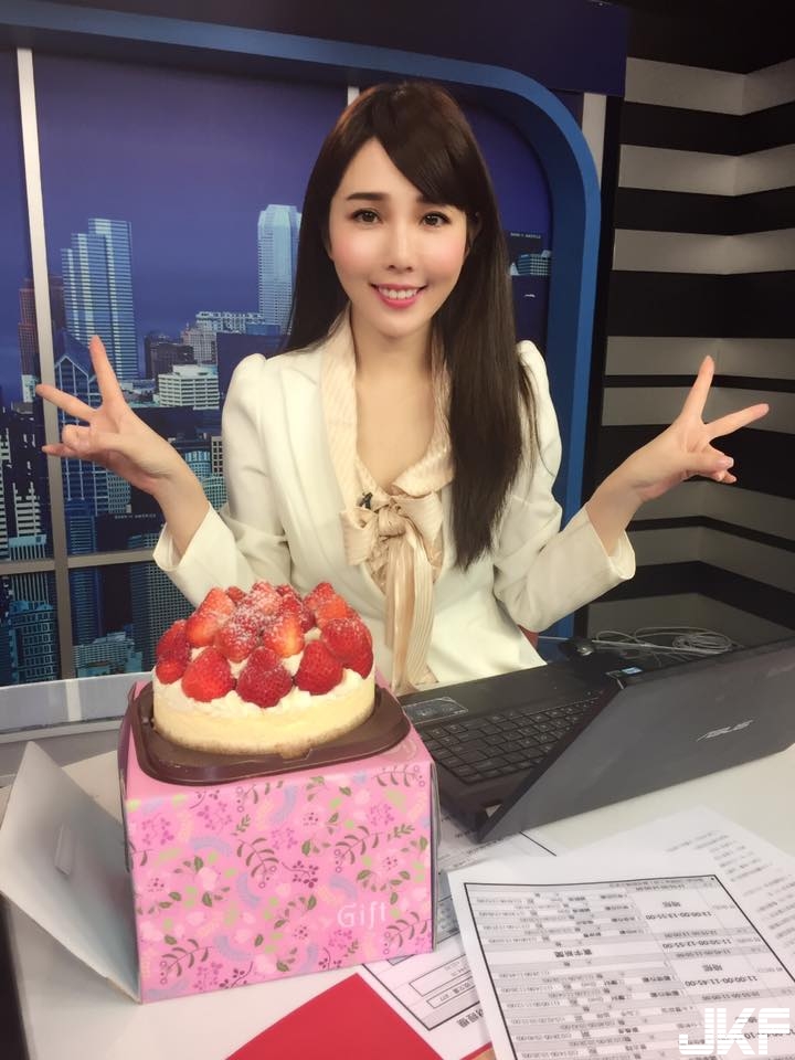 超美Ｅ奶「財經主播」！大方露出Ｅ奶好身材，讓人不忍直視阿….