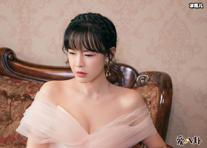 李艾泳装照片曝光,儿子灯泡原来这么大了