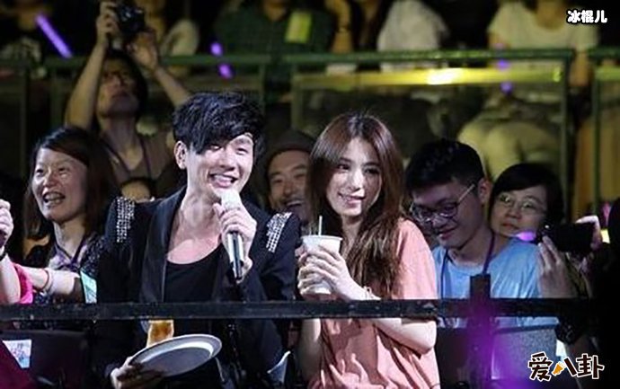 林俊杰求爱被拒? 女方疑似是女同?