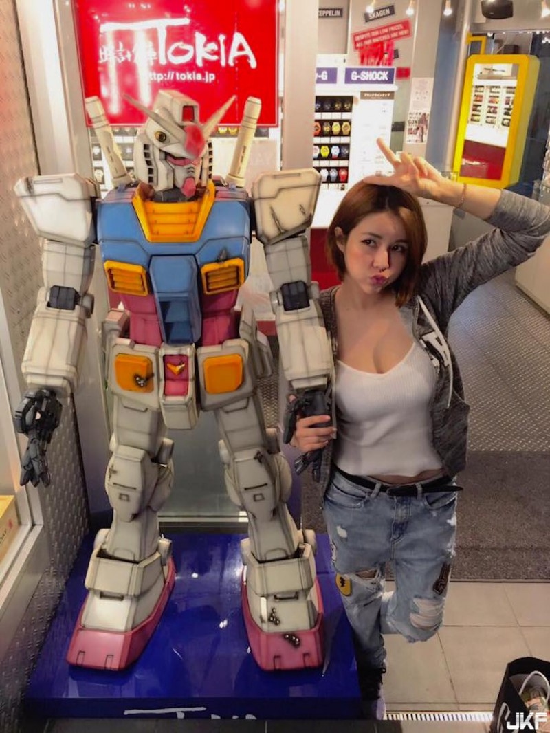 鋼彈 vs 超級乳彈！ 彈子輩女孩Miko&nbsp;Huang找不到帥哥只好找鋼彈…