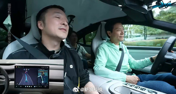 网友纠正雷军单手握方向盘 网友纠正雷军单手握方向盘 雷军立马改正并提醒大家