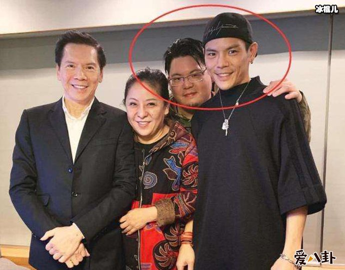 向佐的弟弟向佑不被重视, 网曝向佑不是向太亲生!