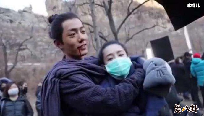 肖战李沁两人关系如何?为何肖战搂李沁脖子?