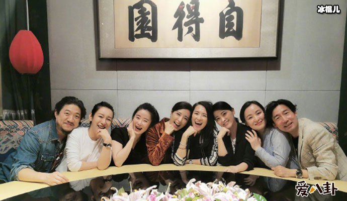 子怡晒中戏聚会照 没想到他俩竟然是同学!