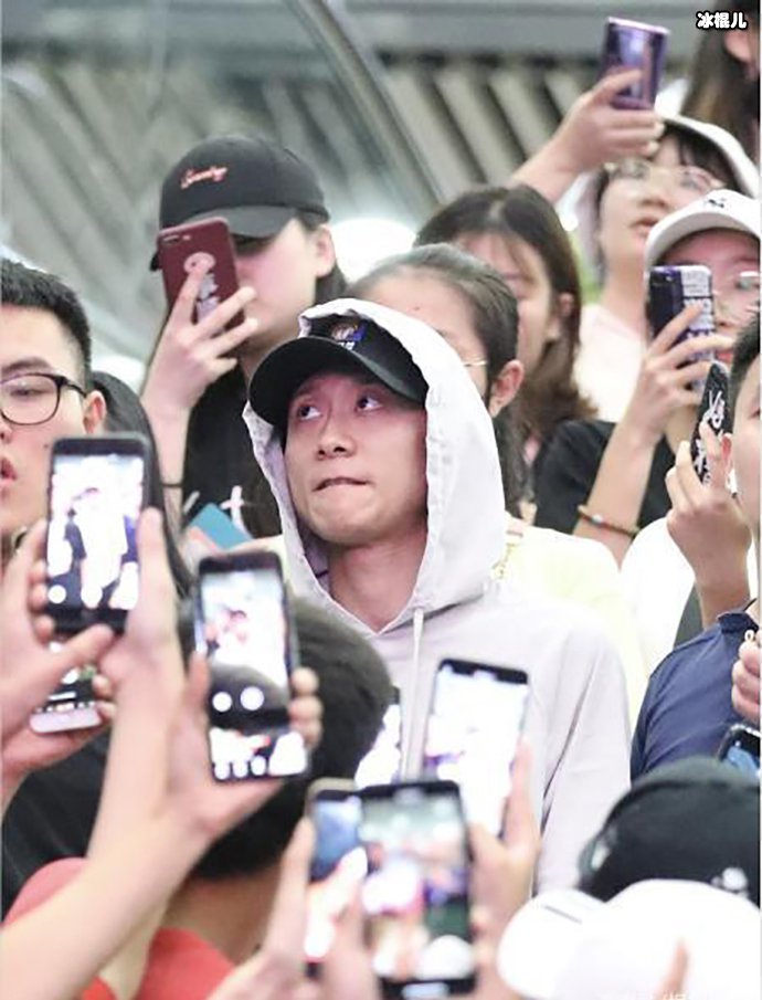 张一山为何被网友称行走的表情包!张一山被粉丝围堵