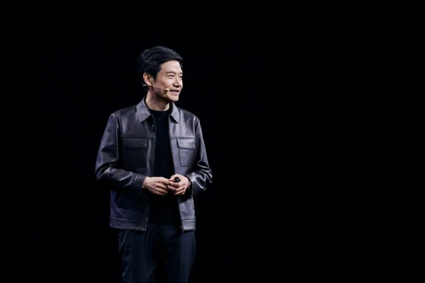 小米公司董事长雷军 罗永浩发文支持雷军:绿牌对汽车工业设计是毁灭性的