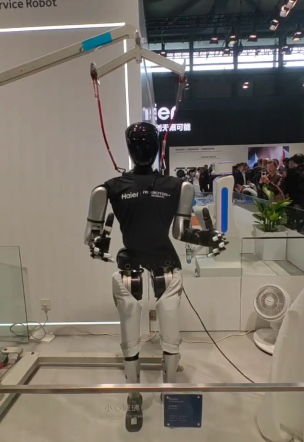 海尔智家人形机器人“小星”亮相AWE 现场表演打太极 海尔智家人形机器人“小星”亮相AWE 现场表演打太极
