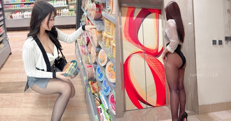 超商偶遇「爆乳黑絲OL」蹲下買泡麵！超短迷你裙包不住翹臀！