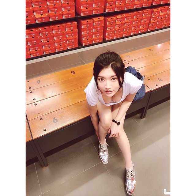 超狂視角！鞋店正妹試鞋「店員視角」福利驚人，形狀大小一覽無遺！完全大噴鼻血….