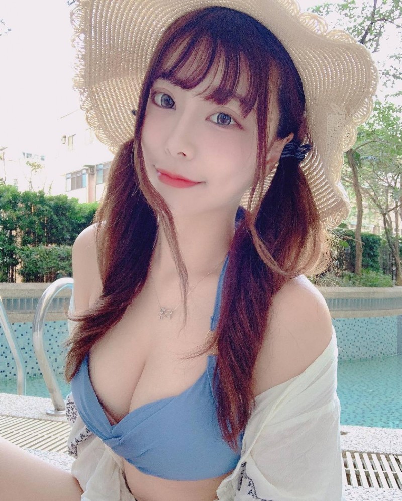 大眼美人婷婷儿白嫩肌让人心动!走出户外不藏私解放丰满美乳