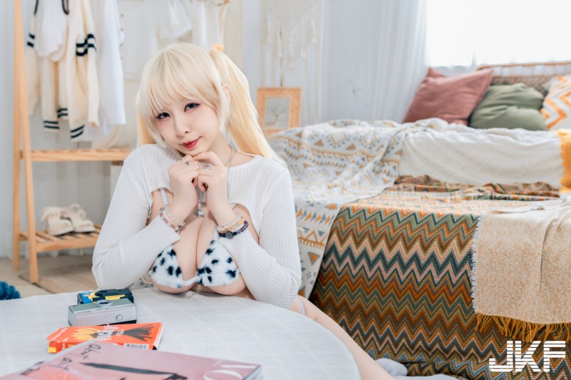 人氣正妹「黎菲兒」超火辣巨乳挑逗，極致深溝太過誘惑！