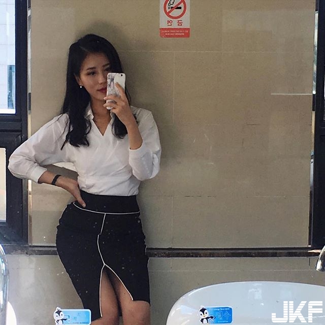 太緊繃！公司同事「合身ＯＬ裝」前凸後翹好身材，公司男同事每天都in起來了….