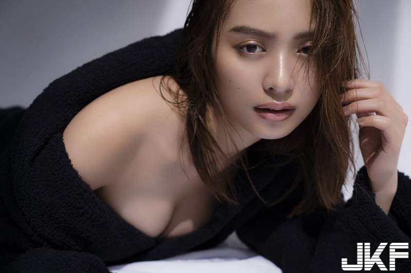 美乳孃「單手遮胸」騷度滿點！轉過身還有驚奇…　全身都能讓人硬的工口肉體啊！