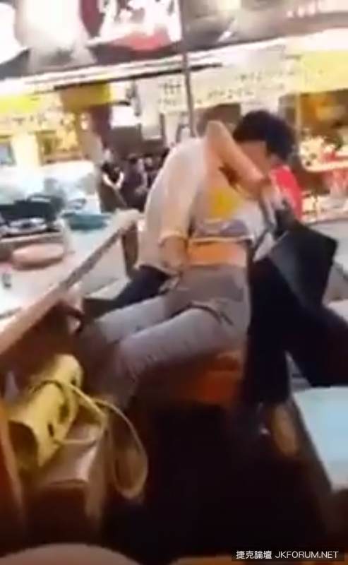 男女在路邊手伸進褲裡直接炒起海鮮炒飯　整個忘我境界好像有點不對勁…