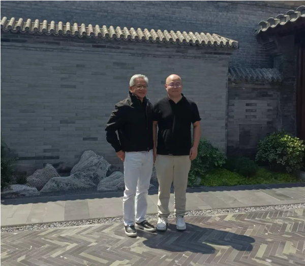 传黄仁勋密会MiniMax创始人闫俊杰 双方深度交流两小时 传黄仁勋密会MiniMax创始人闫俊杰 双方深度交流两小时