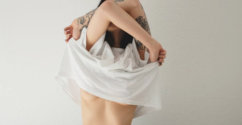 脫了？狂派猛妹「脫衣起手式」準備嗨一波　胸前兩顆草莓嬌嫩欲滴想吃吃