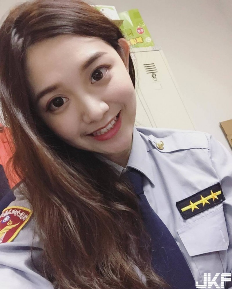 台南最正女警「桃桃」上胸大到把警察制服撐爆，超萌大眼還有深邃事業線：好想被盤查…