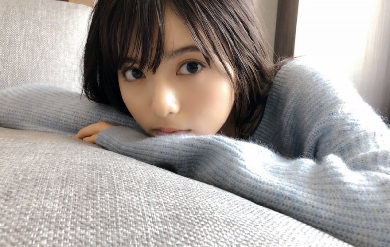 歡慶寫真破紀錄！四千年一遇巴掌臉美少女「齋藤飛鳥」下半身失守騷露雪白嫩腿