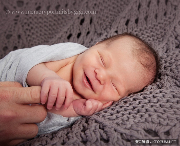 新手爸爸想與兒子拍藝術照　結果寶寶一個忍不住…就在他身上大便了！！