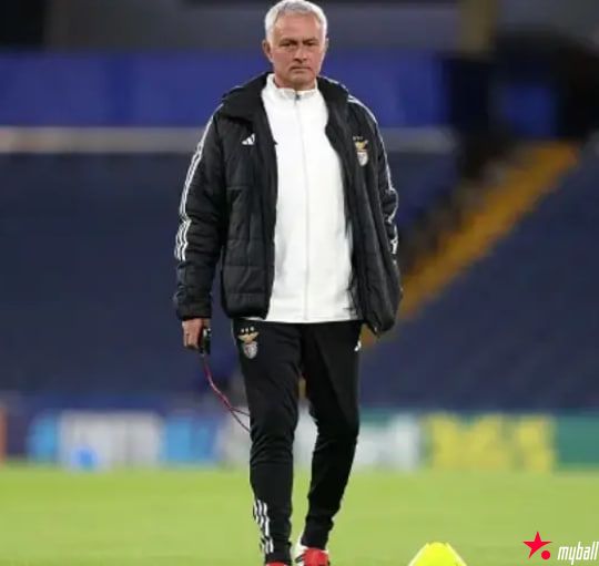 迈博体育 穆帅拥抱切尔西员工,切尔西5400万英镑7号力挺穆