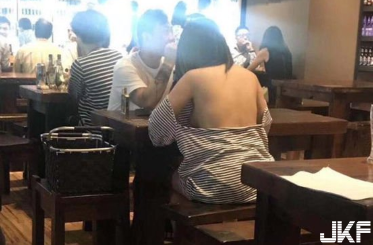 夏天到！奇葩秀乳妹爽吃麵　「渾圓飽滿形狀」全露出…男人都酥麻了