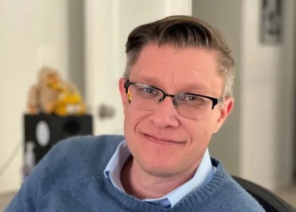 美艺术家Beeple展出人头机器狗 含马斯克、扎克伯格等