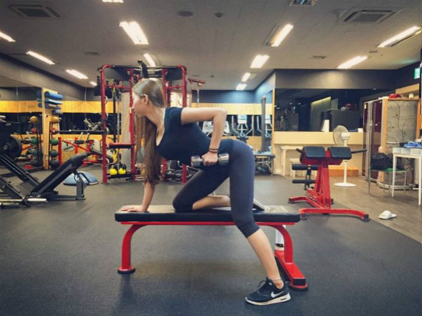 健身房驚見「巨乳正妹」！那對「車頭燈」超兇殘，正面乳量迎擊不得了…