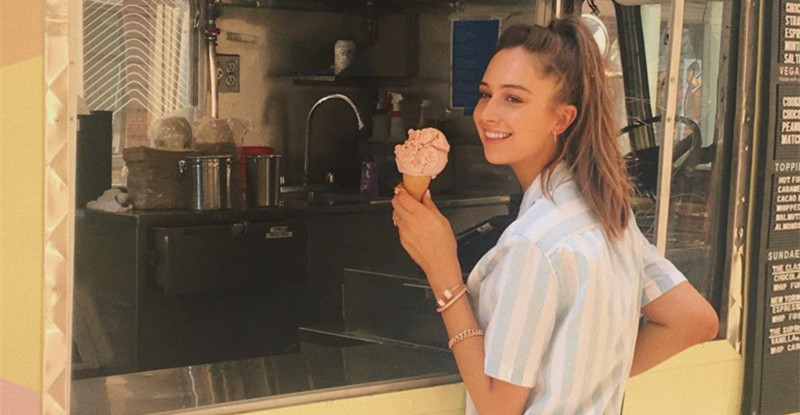 消暑聖品！「冰淇淋女孩」回眸一笑融化千萬網友　果然是甜入心坎裡